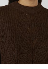 Brun strikket sweater med et tekstureret kabelmønster, der har rund halsudskæring og ribbede mansjetter, lavet af blødt, tykt garn.