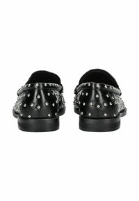 Černé kožené mokasíny s kovovými hroty, zaobleným zadním designem a plochou podrážkou. Obsahují detailní prošívání podél švů.