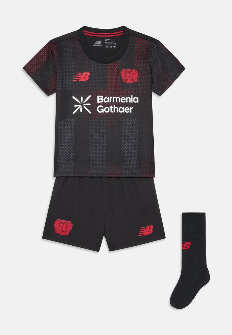 Ensemble de sport noir et rouge comprenant un maillot à manches courtes, un short et des chaussettes. Comprend une texture en maille, des accents de logo et un branding de sponsoring.