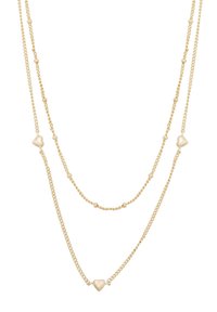 Guldpläterat halsband med två kedjor; en med hjärtformade accenter och runda pärlor, som visar upp polerade och texturerade ytor.