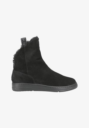 Musta mokkanahkakengät nilkkamodeilla, pehmeällä turkisreunuksella, sileällä pinnalla, paksulla pohjalla ja sivuvetoketjulla. Brändin logo takana vetonauhan kohdalla.