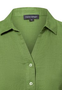 Camicia verde con colletto a V, dotata di cuciture verde chiaro e due bottoni bianchi. L'etichetta mostra "Franco Callegari," taglia 36.