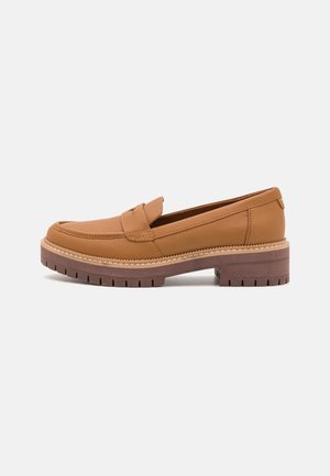 Lysebrune loafers i læder med en flad, tekstureret brun sål, der har en syning langs kanten samt en rundet tå.