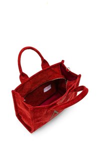 Borsa tote in velluto rosso con manici doppi, tasca interna e chiusura zip. Presenta un brillante accento triangolare argentato. Texture morbida su tutta la superficie.