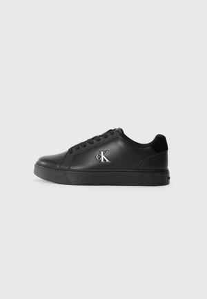 Sneaker nera realizzata in pelle liscia, dotata di punta arrotondata, chiusura con lacci e logo "CK" silverato sul lato. Suola in gomma.