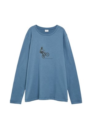 Blauw shirt met lange mouwen met een kleine afbeelding van een persoon die een BMX-truc uitvoert in het midden vooraan.