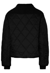 Mustmust, mustrihmidega must krae ja pikad varrukad. Ruutudega muster kangal, lühendatud disain ja tekstureeritud varrukaotsad.