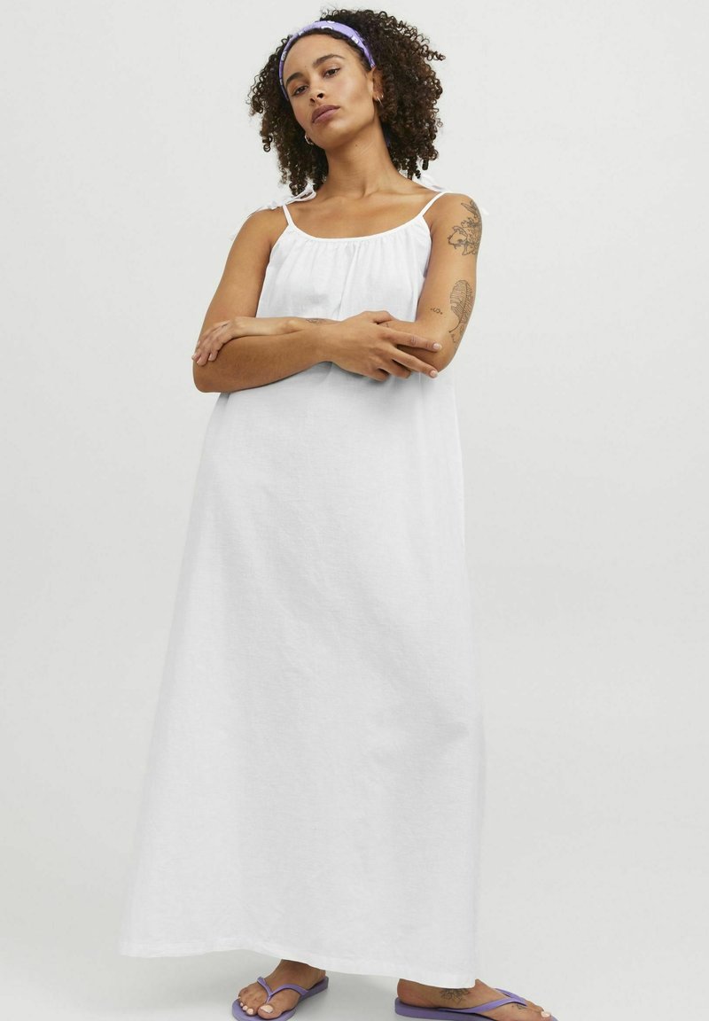 Robe maxi blanche sans manches en tissu léger, avec un col froncé et des bretelles ajustables. Conception uni, sans motifs.
