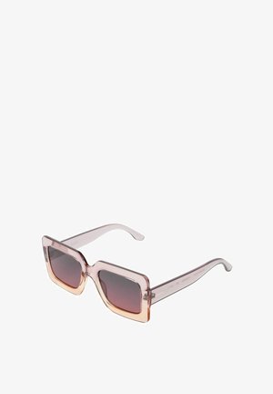 Vierkante zonnebrillen met doorschijnende frames in een roze en oranje verloop en donkere getinte lenzen, in een hoek geplaatst om de voorkant en zijkant te tonen.
