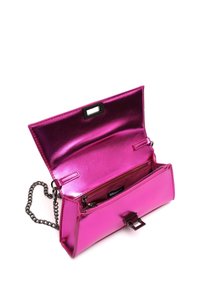 Fuksiinifärjatud metallist ristiülekande kott, millel on ketist rihm, lukuga sisetasku ja klõpsukinnitus. Sisevooder on tumedast kangast.