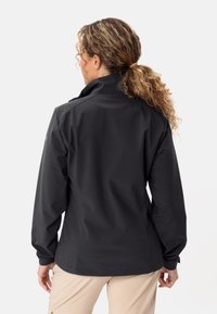 Zwarte waterdichte jas met een kraaghals, lange mouwen en een aansluitend ontwerp. Gladde textuur en minimalistische ontwerpelementen.