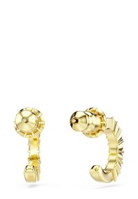 Två små guldörhängen med studbackar och dekorativa räfflade kanter på en vit bakgrund.