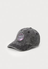 Grijze denim baseballpet met een gebogen rand, voorzien van een ronde geborduurde logo in roze en zwart op het voorpaneel.