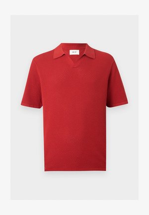 Rød kortærmet strikket polo med tekstureret mønster, V-hals og foldet krave, vist på en ensfarvet lys baggrund.