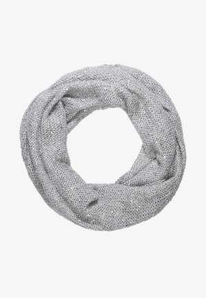 Écharpe infinity tricotée gris clair avec de petits sequins argentés tissés partout, disposée en forme circulaire sur un fond blanc.