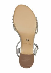 Stříbrné sandály s několika splétanými pásky, texturovanou béžovou stélkou a gumovou podešví s protiskluzovým designem. Velikost 37 je uvedena uvnitř.