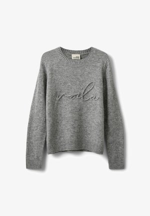 Pull gris en maille avec un col rond et des poignets côtelés. Présente le mot "voilà" dans un design de point légèrement surélevé.