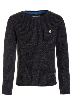 Ciemnoniebieski dziany sweter z długim rękawem, okrągłym dekoltem, pojedynczą kieszenią na piersi z guzikiem oraz małą naszywką z logo w pobliżu dołu.