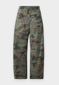 Pantalon cargo camouflage en verts et bruns ; fabriqué en tissu léger, avec une taille élastique munie d'un cordon de serrage et des poches latérales.