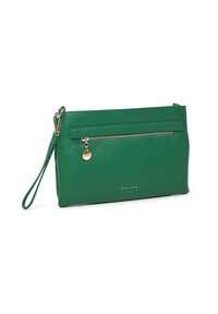 Grøn læder clutch taske med en glat overflade, der har en frontlomme med lynlås, guldfarvede hardware-detaljer og en aftagelig håndledsrem.