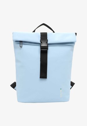 Jasnoniebieski plecak typu roll-top wykonany z wodoodpornego materiału, z czarnym regulowanym paskiem, zapięciem na klips oraz detalem logo w dolnym rogu.