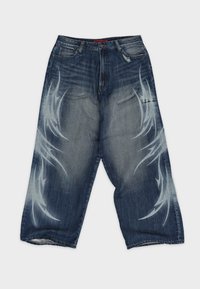 Μπλε τζιν παντελόνι με φαρδύ πόδι, διακοσμημένο με γραφικά σε ανοιχτό μπλε χρώμα και στις δύο πλευρές, με ξεβάμματα, πέντε τσέπες κ αι ξεφτισμένες άκρες.