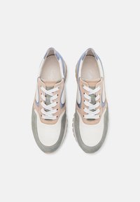 Sneakers med en vit lädertå, beige mockadetaljer, grå mockapaneler och ljusblå detaljer. Har vita snörningar och texturerade sulor.