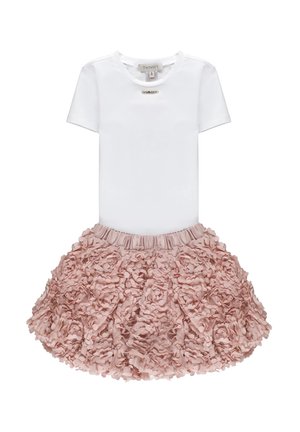 Vestito bianco a maniche corte con corpetto aderente e gonna rosa chiaro con texture floreale e vita arricciata.