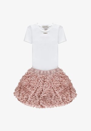 Vestito bianco a maniche corte con corpetto aderente e gonna rosa chiaro con texture floreale e vita arricciata.