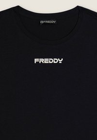 T-shirt nera in cotone con scollo rotondo, con logo "FREDDY" bianco stampato al centro sul davanti. Tessuto liscio, maniche corte.