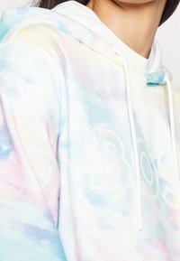 Felpa con cappuccio in un motivo tie-dye pastello che presenta sfumature di blu, rosa e giallo. Cordonini bianchi e dettaglio del logo sulla parte anteriore.