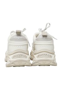 Bílé tenisky s texturovaným designem, polstrovanými podpatky a robustní podešví. Na patě a tkaničkách se nachází logo "Buffalo".