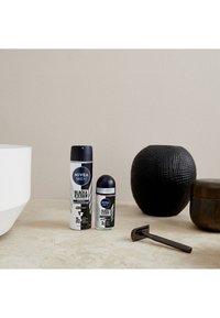 NIVEA MEN MEN DEODORANT INVISIBLE FOR BLACK & WHITE ANTI-PERSPIRANT SPRAY - Deodorant