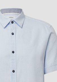 Himmelblaues Kurzarmhemd mit einem strukturierten Muster, schwarzen Knöpfen und einem kontrastierenden gemusterten Innenkragen.