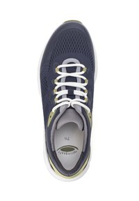 Sneaker in rete blu con lacci bianchi, dettagli grigi e logo verde. Presenta una suola imbottita e un rivestimento interno testurizzato.
