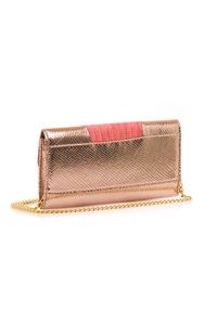 Clutch metálico en oro rosa con un acabado texturizado, que cuenta con un acento acolchado en rosa y una correa de cadena dorada. Diseño rectangular compacto.