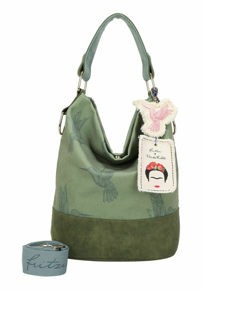 Sac hobo en tissu vert avec motif d'oiseaux, accents en suède, poignée supérieure et bandoulière amovible. Comprend une étiquette décorative avec une œuvre d'art.