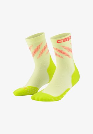 Paar Neon-gelbe und hellgrüne Sportsocken mit roten diagonalen Streifen und dem Schriftzug "cep" nahe der oberen Rippe.