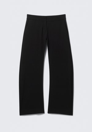Pantalon noir à jambes larges avec une texture lisse, doté de deux poches avant et d'une ceinture élastique pour le confort.