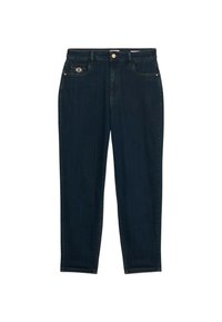 Jeans de mezclilla azul oscuro con un ajuste clásico, bolsillos frontales y un distintivo acento metálico en el bolsillo izquierdo. Diseño limpio de pierna recta.