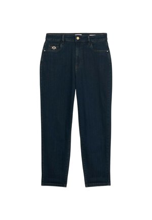 Donkerblauwe denim jeans met een klassieke pasvorm, voorzakken en een opvallende metalen accent op de linkse zak. Schoon, recht model.