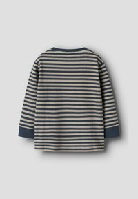 Długopis z długim rękawem dla dzieci w niebieskie i beżowe poziome paski, niebieskie mankiety i dekolt na szarym tle.