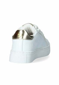 Sneaker bianca con tomaia in pelle liscia e accento dorato metallico sul tallone. Presenta una suola in gomma piatta e un design minimalista.