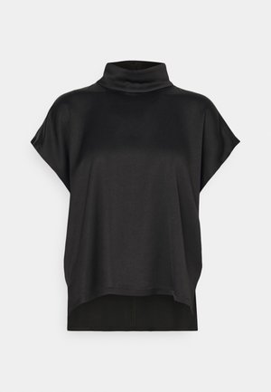 Haut noir à manches courtes avec un col montant. Tissu doux et lisse avec un drapé lâche et un ourlet droit. Design minimaliste, sans ornements.