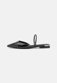 Zwarte patenten lederen slingback ballerina's met een spitse neus, minimalistisch ontwerp, smalle band en een kleine metalen accent op de hak.