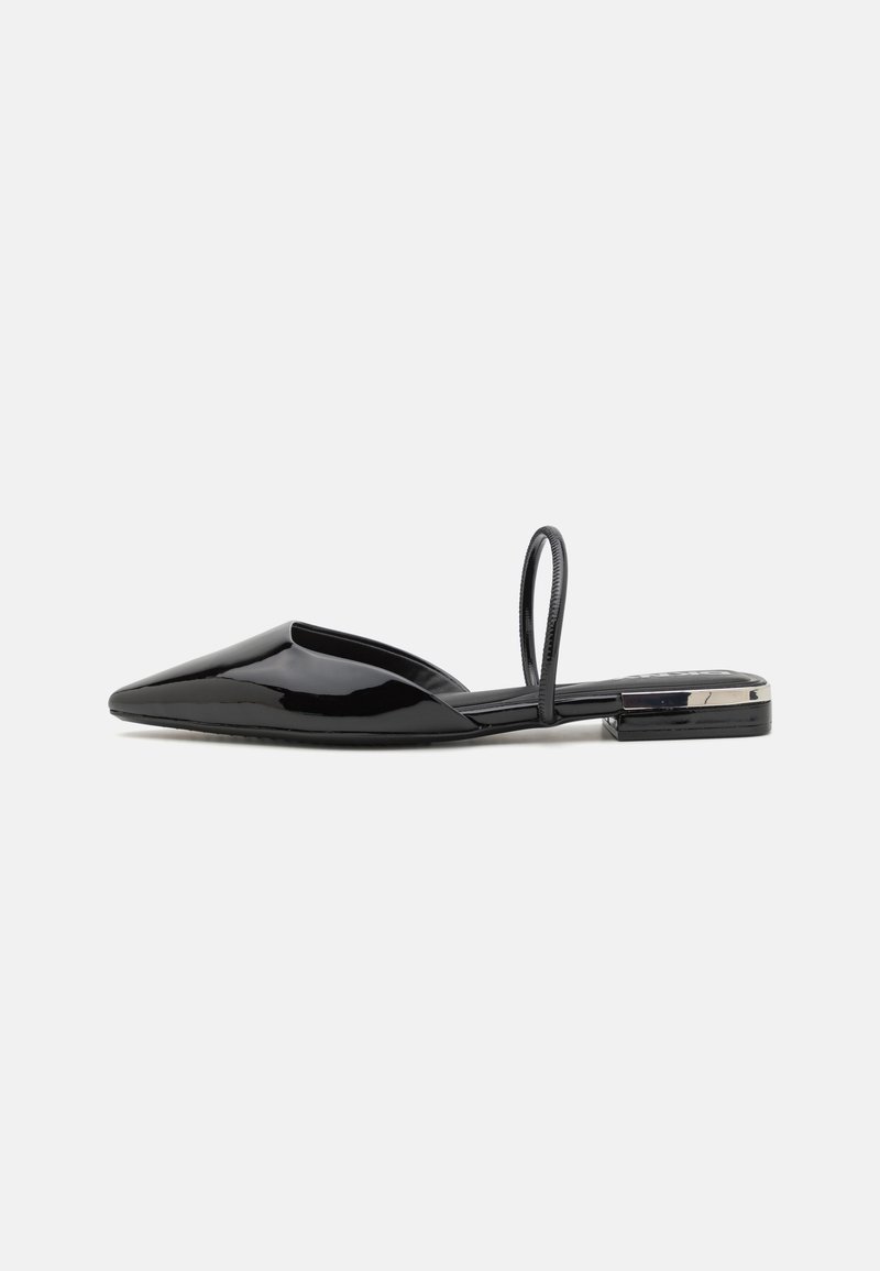 Zwarte patenten lederen slingback ballerina's met een spitse neus, minimalistisch ontwerp, smalle band en een kleine metalen accent op de hak.