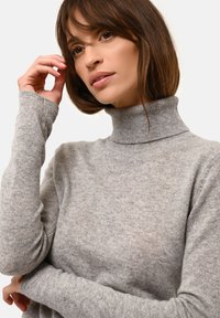 Světle šedý rolák vyrobený z měkké tkaniny, s dlouhými rukávy a texturovaným povrchem. Jednoduchý design s přiléhavým střihem.