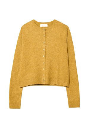 Cardigan cropped color giallo senape, texture lavorata a maglia, scollo rotondo, chiusura frontale con bottoni color oro, maniche lunghe, polsini a coste.