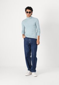 pure cashmere MEN TURTLE NECK SWEATER - Pulover - eggshell blue