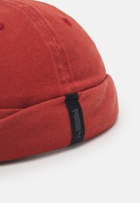 Puma PRIME DOCKER HAT UNISEX - Gorro - chili oil